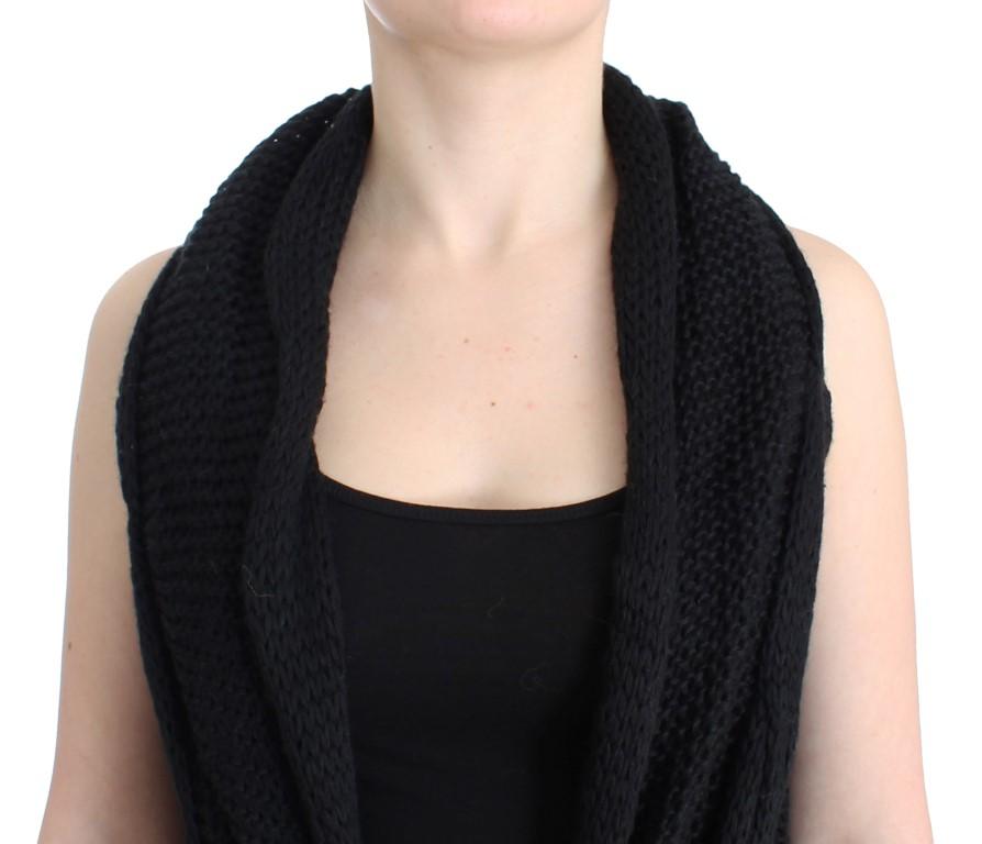 Black sleeveless knitted cardigan