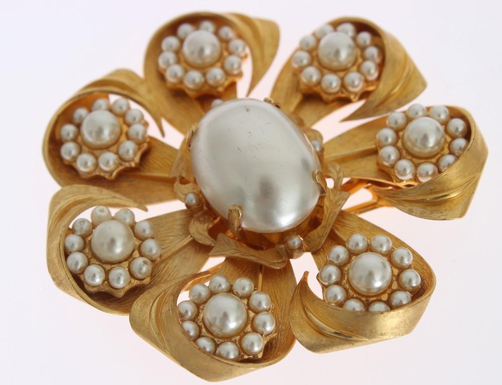 White Pearl Floral Hair Clip